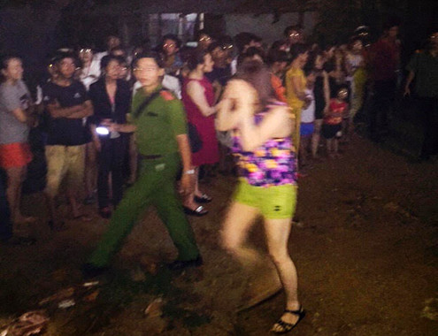 Hàng chục cảnh sát ập vào quán Yến Hương. Ảnh: B.Vương