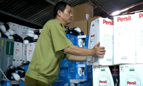 Cán bộ quản lí thị trường đang kiểm tra hàng hóa