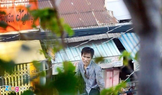 Hung thủ đốt người yêu rồi trèo lên mái nhà bỏ trốn. Ảnh: Khánh Trung