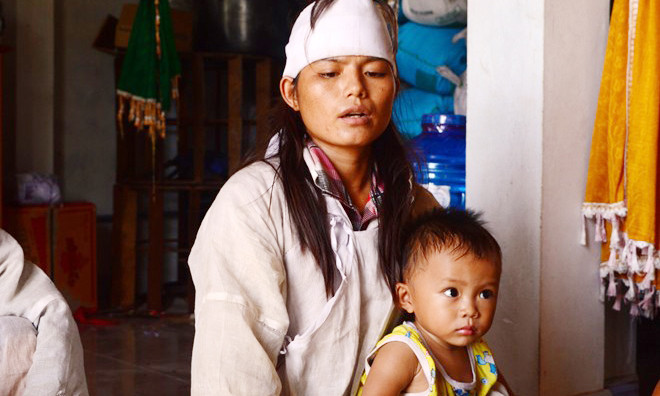 Vợ nạn nhân kể lại vụ việc. Ảnh: Văn Được.