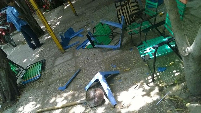 Quán cà phê của chị Phụng bị giang hồ vác mã tấu tới đập phá bàn ghế. Ảnh: Mạnh Nguyên