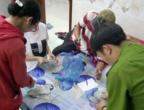 Cảnh sát tạm giữ gần 200 triệu đồng cùng nhiều tang vật. Ảnh: T.S