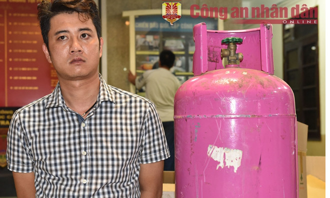 Nguyễn Quốc Hùng bên cạnh chiếc bình ga "độc".