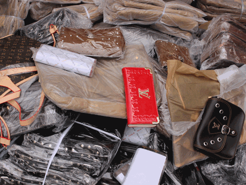 Sử dụng hàng hóa có thương hiệu nổi tiếng đã trở thành nhu cầu của một bộ phận không nhỏ người tiêu dùng