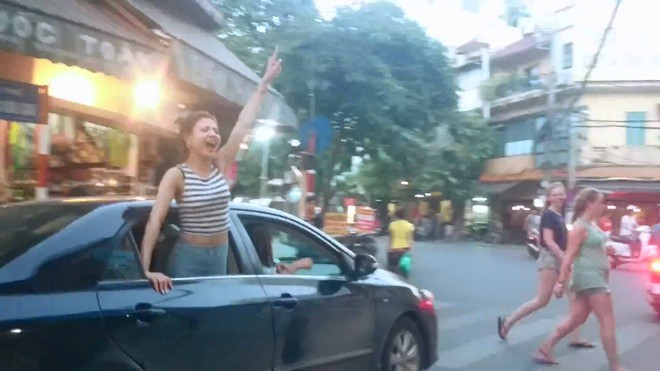 Cảnh sát giao thông cho biết, cơ quan chức năng cũng sẽ yêu cầu nam thanh niên hò dô với cô gái nhoài người ra cửa kính lên để làm rõ. Ảnh: Cắt từ clip