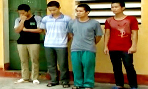 Nhóm trộm cắp linh kiện điện thoại tại cơ quan công an. Ảnh: Hà Phong