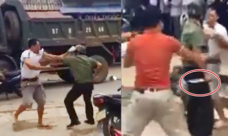 Hình ảnh cán bộ công an rút dao trong cuộc xô xát với dân - Ảnh cắt từ clip