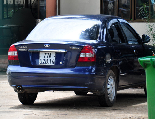 Ôtô của Bí thư huyện Hoài Nhơn được đưa về trụ sở công an. Ảnh: Trí Tín