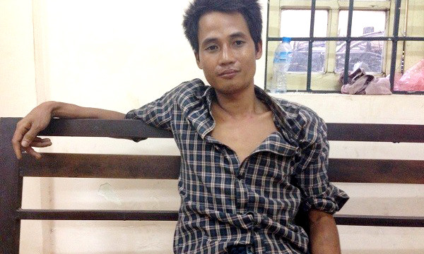Sau nhiều giờ tại đồn công an, Trường vẫn chưa hết ngáo đá. Ảnh: Nguyễn Hoàng