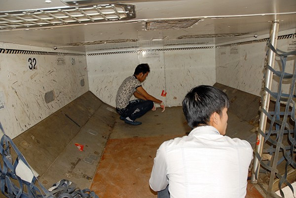 Lực lượng công an đưa hai nghi phạm đến hiện trường thực nghiệm điều tra