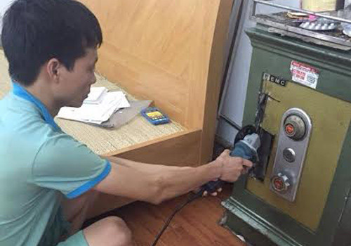Thắng đang thực hiện lại thao tác cắt khóa chiếc két sắt của gia đình ông chủ