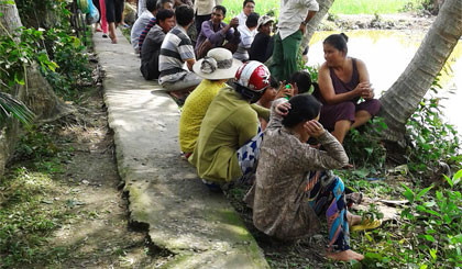 Người dân hiếu kỳ đến xem hiện trường