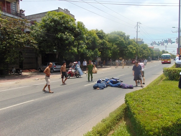 Cú đâm trực diện khiến CSGT và "quái xế" ngã xuống đường