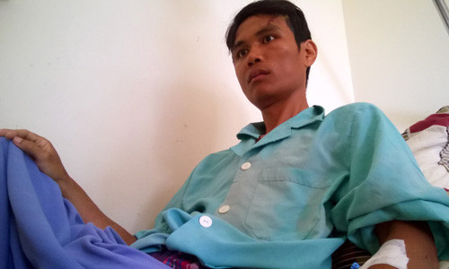 Anh Bùi Duy Vương bị đánh gãy xương sườn trái đang điều trị tại bệnh viện. Ảnh: Xuân Ngọc