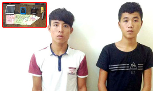 Quang và Nam cùng tang vật. Ảnh: Thúy Mai