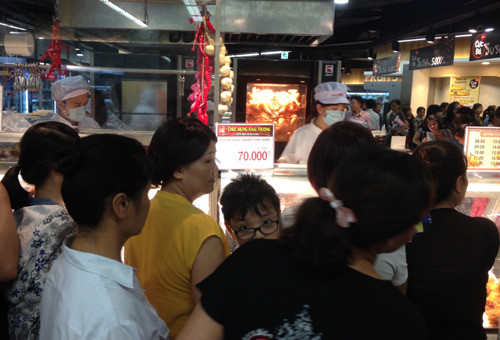 Một con gà quay chỉ có 70.000 đồng. Ảnh:D.Anh