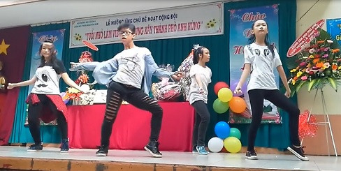 Màn biểu diễn nhạy theo MV đang bị lên án của nhóm học sinh trường THCS Nguyễn Huệ trong ngày khai giảng.