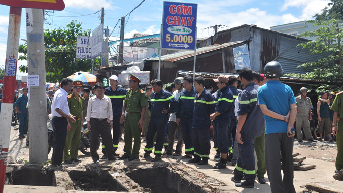 Lực lượng chức năng tìm kiếm cháu Tỷ trong ngày 8/9. Ảnh: Nguyễn Hưng 