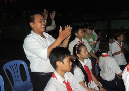 Ngày sửa xe mô tô, buổi tối chàng trai 22 tuổi Nguyễn Hoàng Anh là học sinh lớp 1 theo học tại Trường Giáo dục phổ cập tiểu học phường 12 (quận Bình Thạnh, TPHCM).