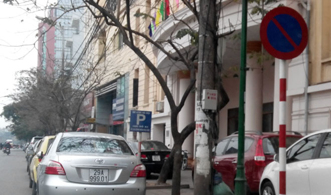 Biển cấm và cho đỗ xe chỉ cách nhau vài mét trên đường Trần Quang Khải