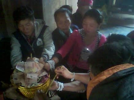 Lễ cột hồn cho cô dâu, chú rể trong đám cưới