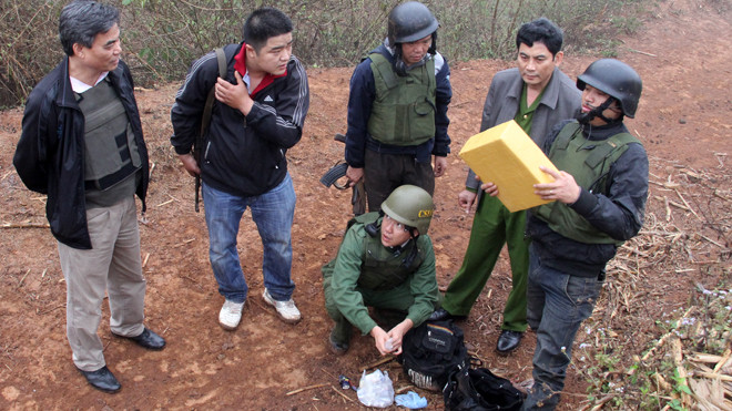 Lực lượng chức năng thu giữ 40 bánh heroin tại hiện trường. Ảnh: Minh Phong_PX15 Sơn La