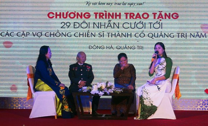 Giao lưu tại Chương trình “Tình son sắt”. Ảnh: T.C.