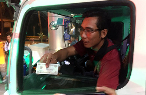 Tài xế nhận 100 đồng tiền thối từ nhân viên trạm thu phí BOT Cai Lậy.