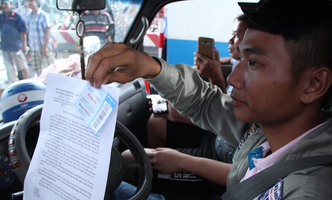 Anh Bình muốn trả vé và lấy tiền lại. Ảnh: Nhật Huy.