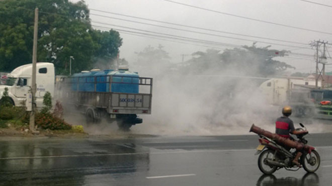 Cả ngàn lít a xít đổ đầy xuống đường.