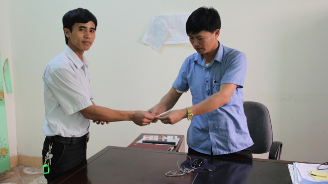 Anh Thành bàn giao chiếc vòng vàng cho chính quyền xã Cẩm Vịnh để tìm chủ nhân. 