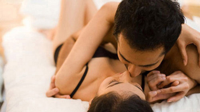 Việc tinh trùng khỏe hay yếu, số lượng nhiều hay ít không phụ thuộc vào vấn đề bạn trai em có bị ra mồ hôi hay không. Hai việc đó hoàn toàn không liên quan gì đến nhau cả. (Ảnh minh họa)