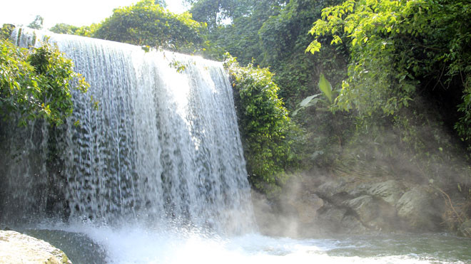 Khoang Xanh - Suối Tiên với quang cảnh hùng vĩ thơ mộng.