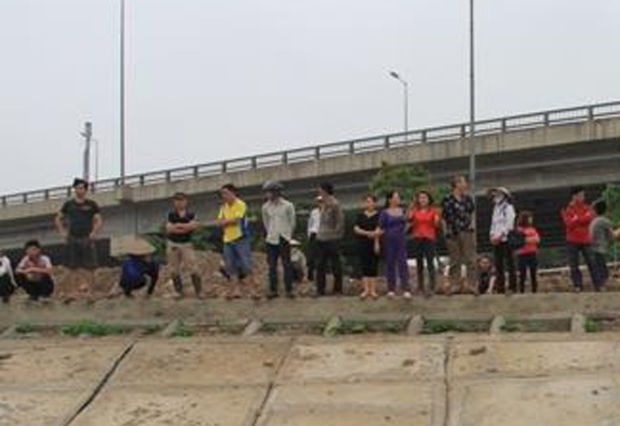 Rất đông người dân đứng ven hồ hiếu kỳ xem xác người chết.