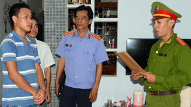 Công an đọc lệnh bắt khẩn cấp Lê Hữu Hiếu - Ảnh: Thu Sen