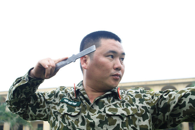 Đặc công luyện phi đao bách phát bách trúng