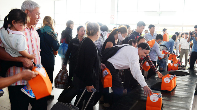 Quà tặng 20/10 xuất hiện trên băng chuyền hành lý.