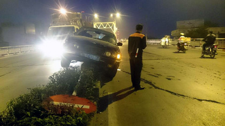 Chiếc xe biển xanh "chễm chệ" trên dải phân cách.