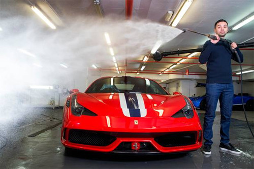 Gurcham Sahota bên siêu xe Ferrari 458 Speciale. Ảnh: Globe and Mail.