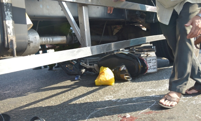 Chiếc xe máy bị cuốn vào gầm kéo lê đoạn dài