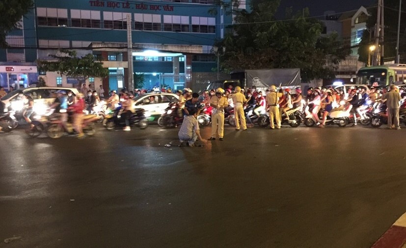 Cơ quan công an khám nghiệm hiện trường vụ trọng án đêm 24/10.