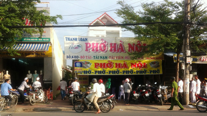 Người dân theo dõi vụ tai nạn điện làm chết bé Trinh.