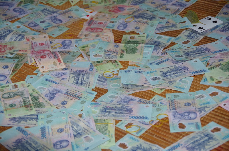 Công an thu giữ hơn 360 triệu đồng, bắt 42 đối tượng tại sới bạc. Ảnh: Công an Hưng Yên.