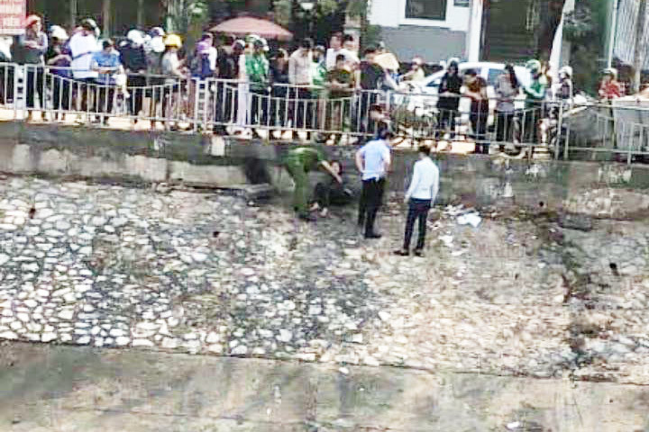 Cảnh sát rất vất vả mới đưa được cô gái lên bờ về trụ sở công an phường.