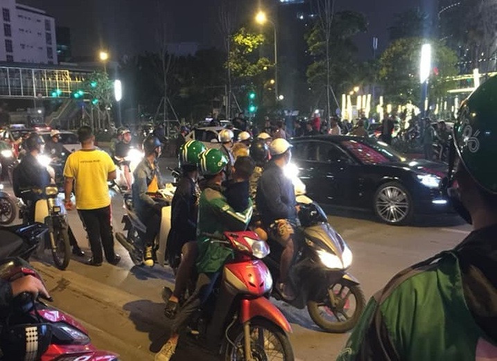 Nhiều người dân theo dõi vụ việc.