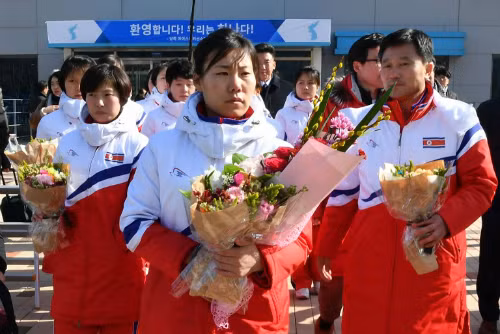 Vận động viên Triều Tiên đến Hàn Quốc ngày 25/1. Ảnh: AFP.