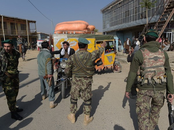 Lực lượng an ninh Afghanistan phong tỏa tuyến đường tới căn cứ không quân Bagram sau vụ nổ. (Ảnh: AFP/TTXVN)