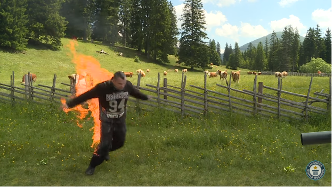 Josef Toedtling tự thiêu để lập kỷ lục thế giới