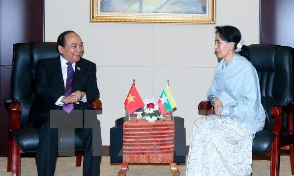 Thủ tướng Nguyễn Xuân Phúc gặp Cố vấn Nhà nước Myanmar Aung San Suu Kyi. Ảnh: TTXVN.