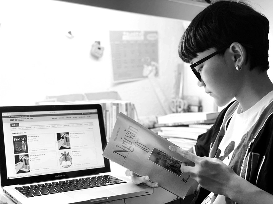 Học sinh lớp 10 học trực tuyến thông qua giải pháp VNPT E-learning trong đại dịch COVID-19.